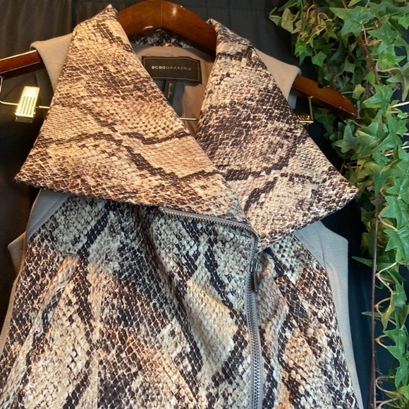 🌎BCBG Snake skin Vest - Picture 2 of 7
